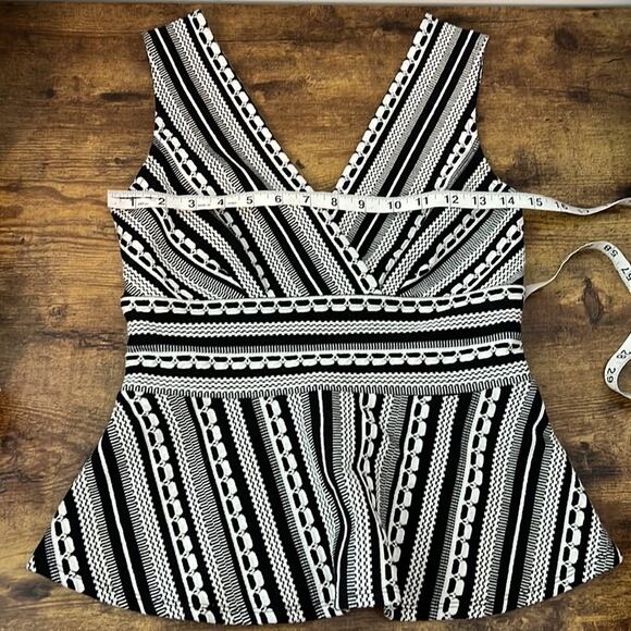 Vanessa Virginia Black & Off White Plunge Neck Peplum Sleeveless Top - Picture 9 of 12